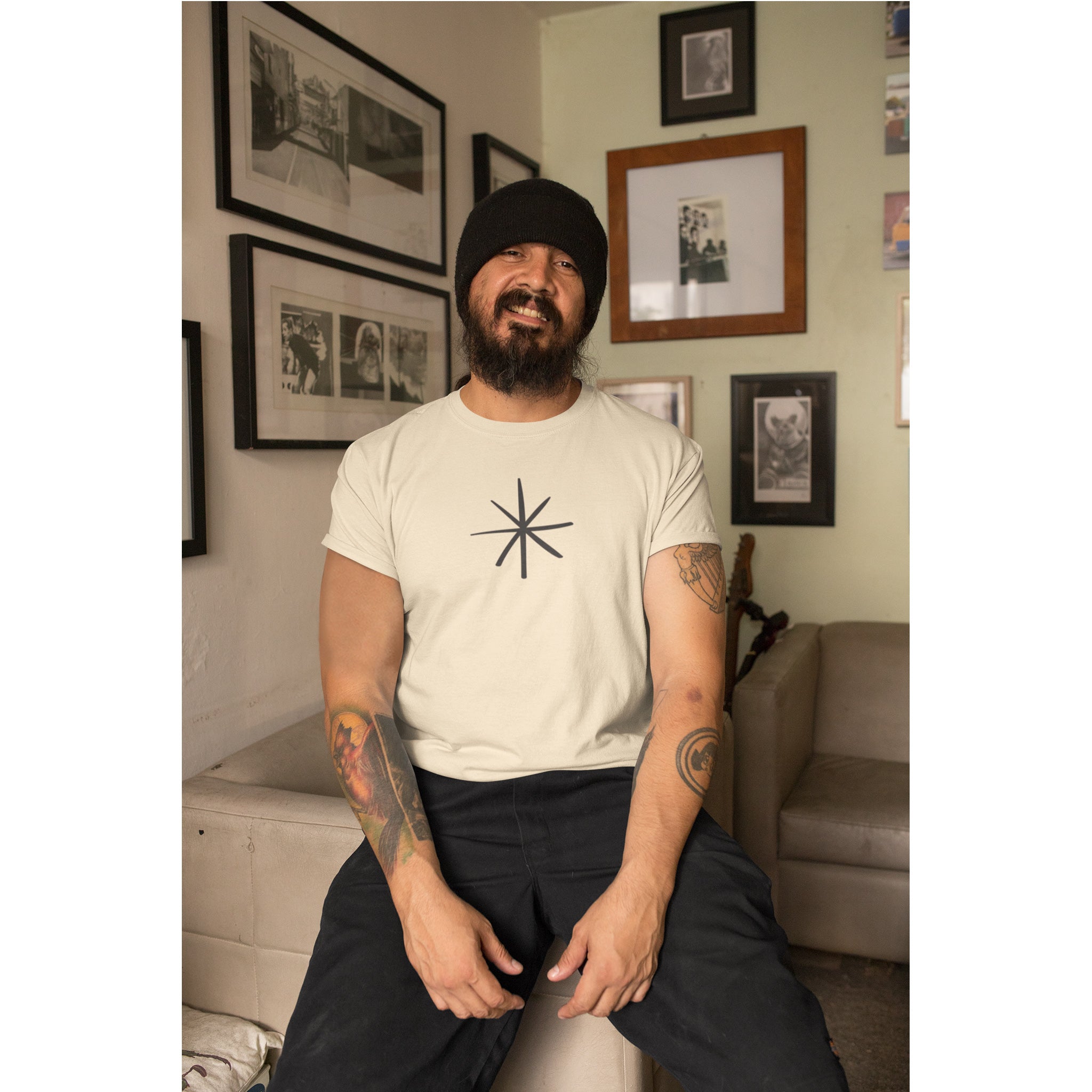 Minimalistisches T-Shirt mit Sternenmuster – Kleines Design in der Mitte der Brust